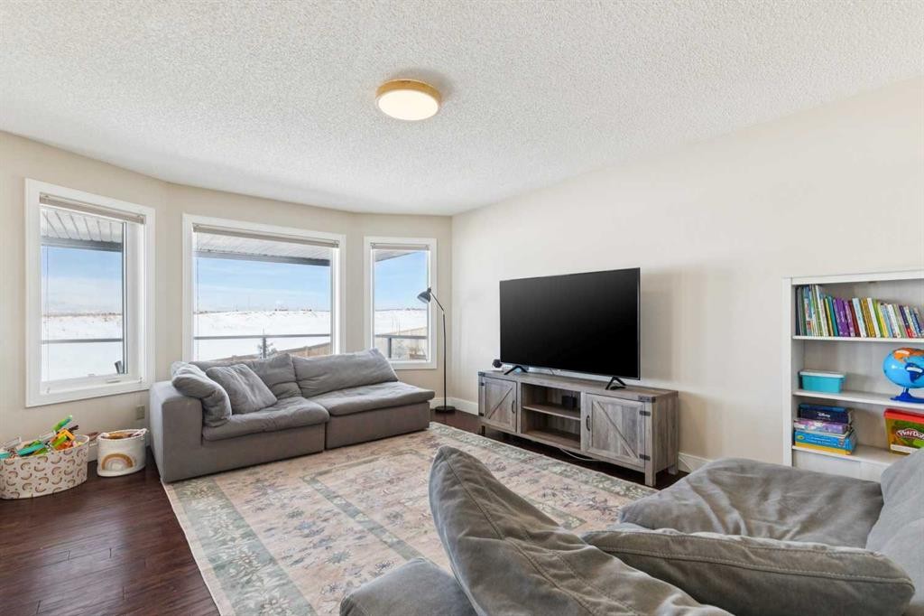 642 Schooner Cove Nw, Calgary, AB - Indoor Photo Showing Living Room
