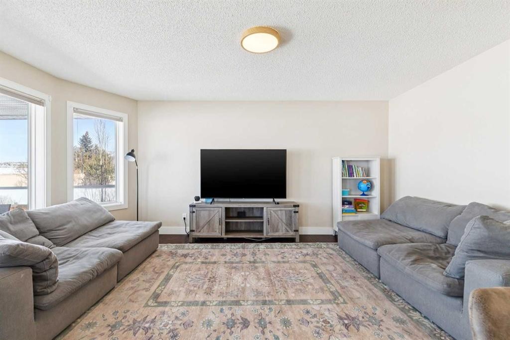 642 Schooner Cove Nw, Calgary, AB - Indoor Photo Showing Living Room