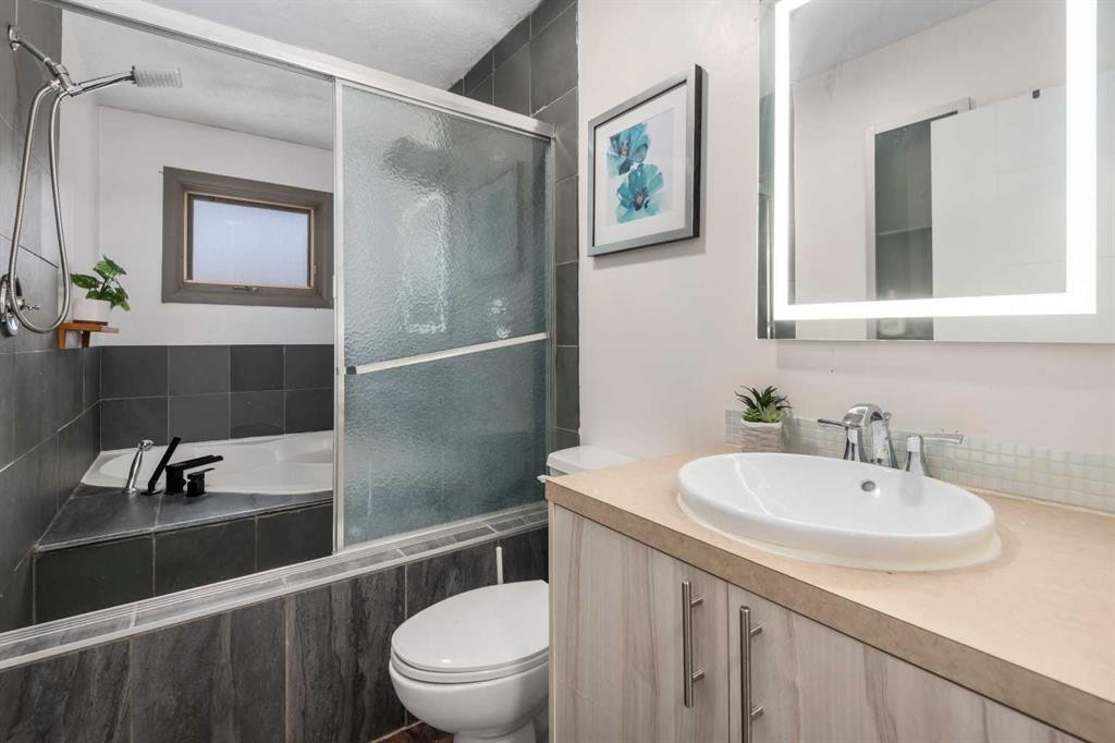4504 14 Street Nw, Calgary, AB - Indoor Photo Showing Bathroom