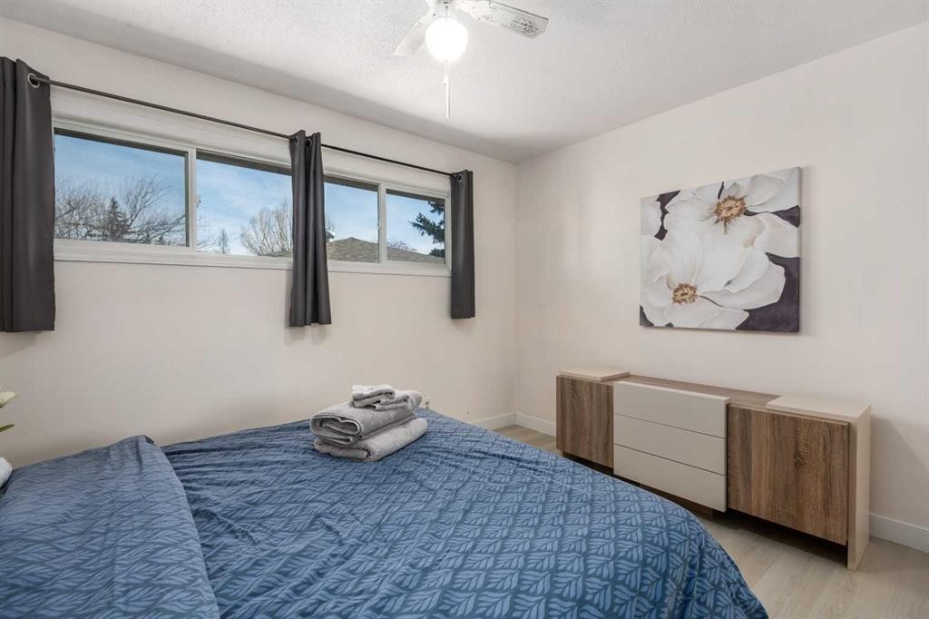 4504 14 Street Nw, Calgary, AB - Indoor Photo Showing Bedroom