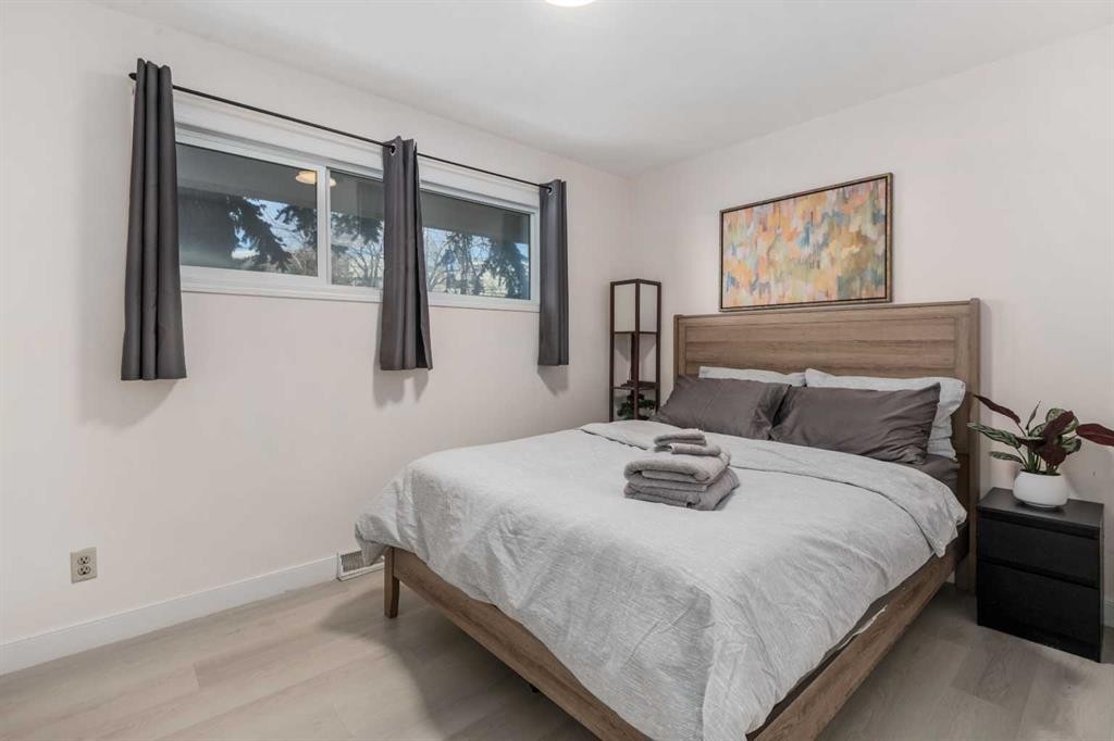 4504 14 Street Nw, Calgary, AB - Indoor Photo Showing Bedroom