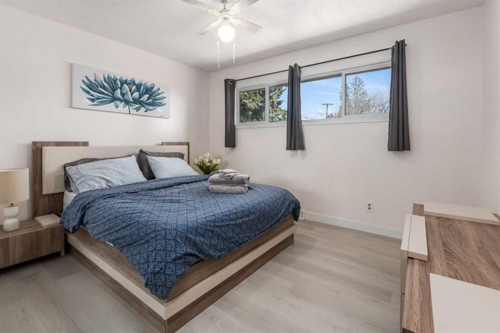 4504 14 Street Nw, Calgary, AB - Indoor Photo Showing Bedroom