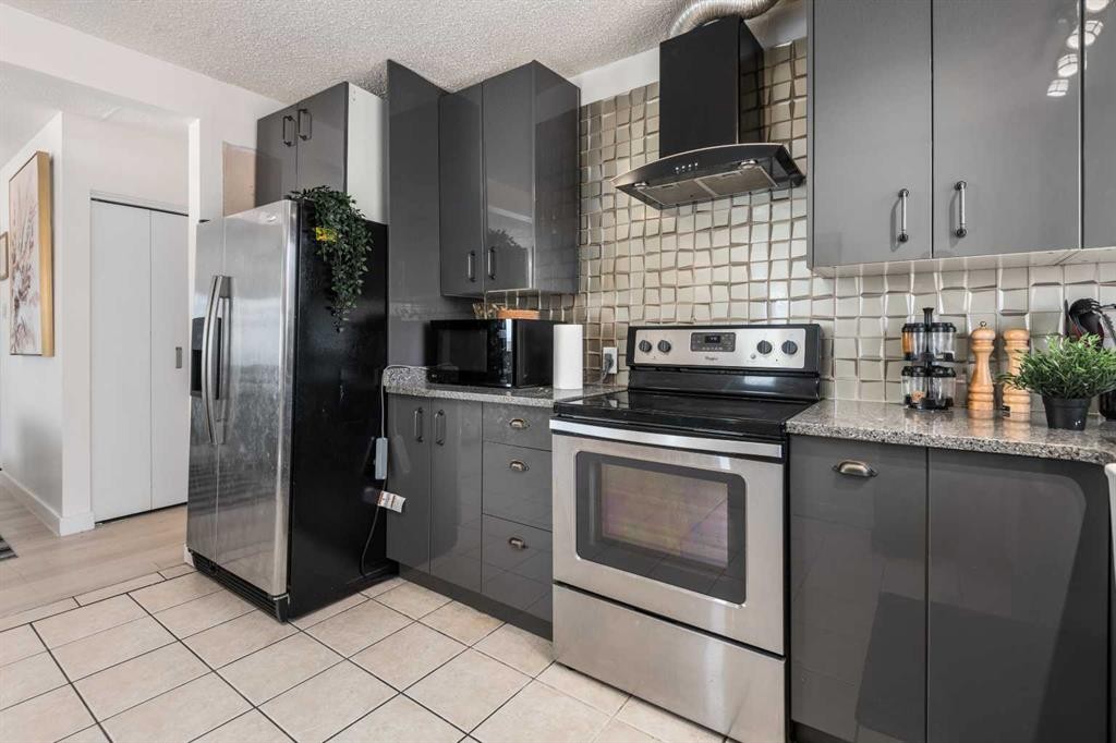 4504 14 Street Nw, Calgary, AB - Indoor Photo Showing Kitchen