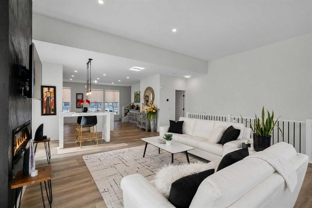 244 Sovereign Common Sw, Calgary, AB - Indoor Photo Showing Living Room