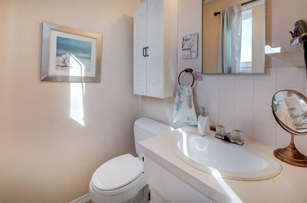 540 Lysander Drive Se, Calgary, AB - Indoor Photo Showing Bathroom