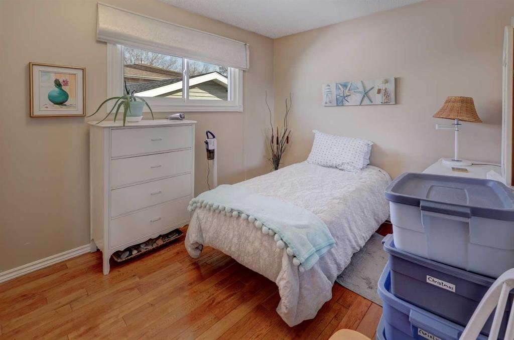 540 Lysander Drive Se, Calgary, AB - Indoor Photo Showing Bedroom