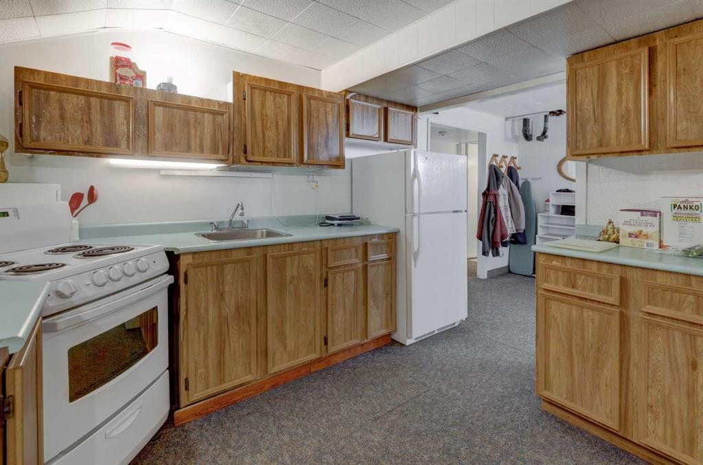 540 Lysander Drive Se, Calgary, AB - Indoor Photo Showing Kitchen