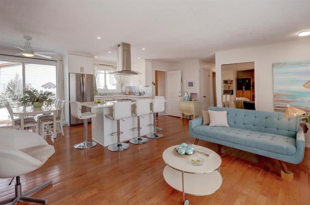 540 Lysander Drive Se, Calgary, AB - Indoor Photo Showing Living Room