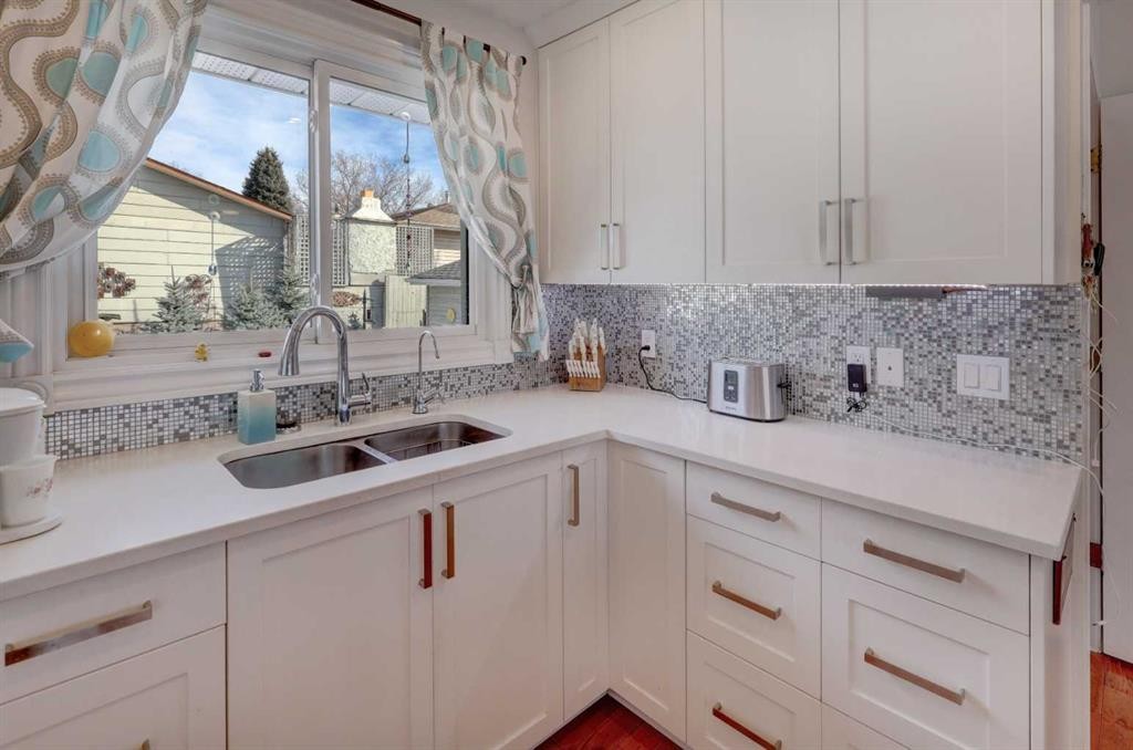540 Lysander Drive Se, Calgary, AB - Indoor Photo Showing Kitchen With Double Sink