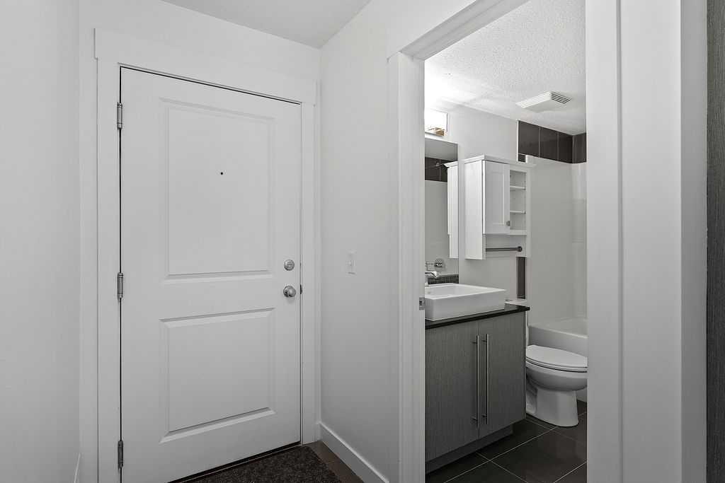 2408-11 Mahogany Row Se, Calgary, AB - Indoor Photo Showing Bathroom