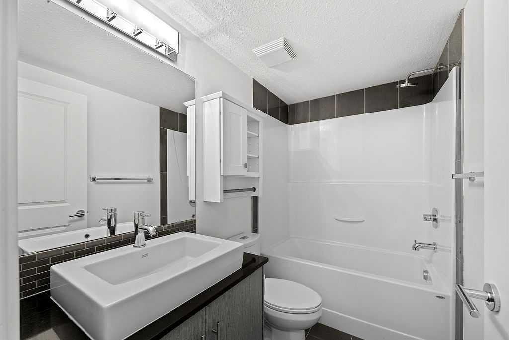 2408-11 Mahogany Row Se, Calgary, AB - Indoor Photo Showing Bathroom