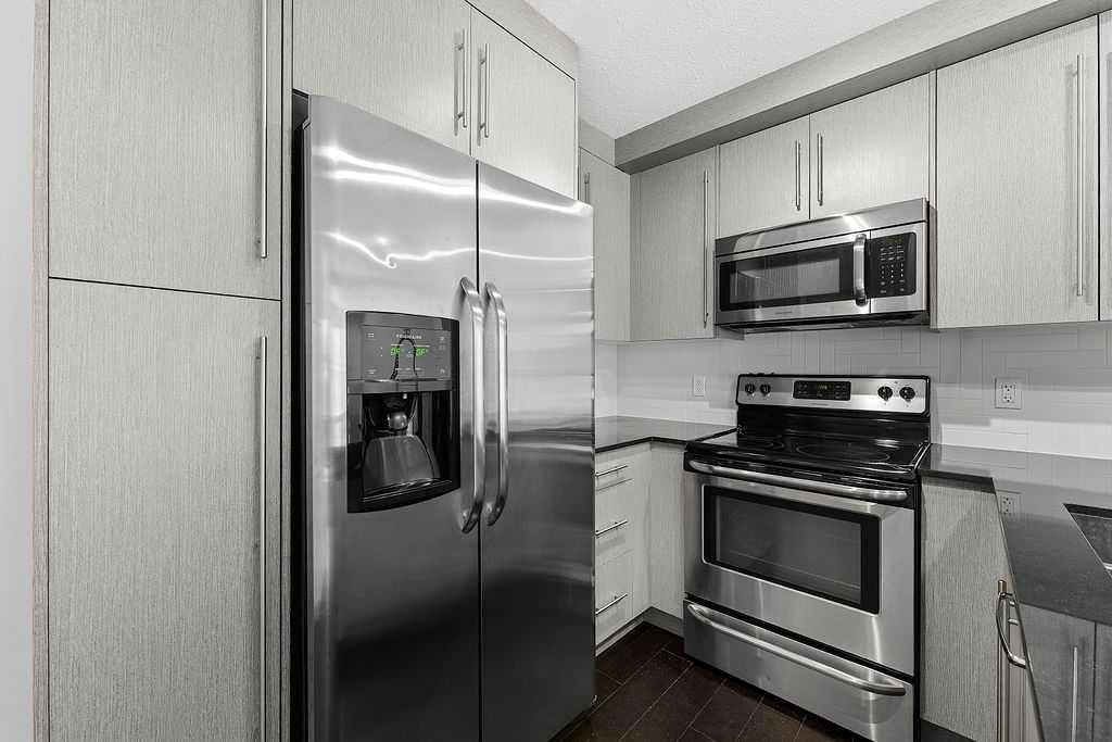 2408-11 Mahogany Row Se, Calgary, AB - Indoor Photo Showing Kitchen