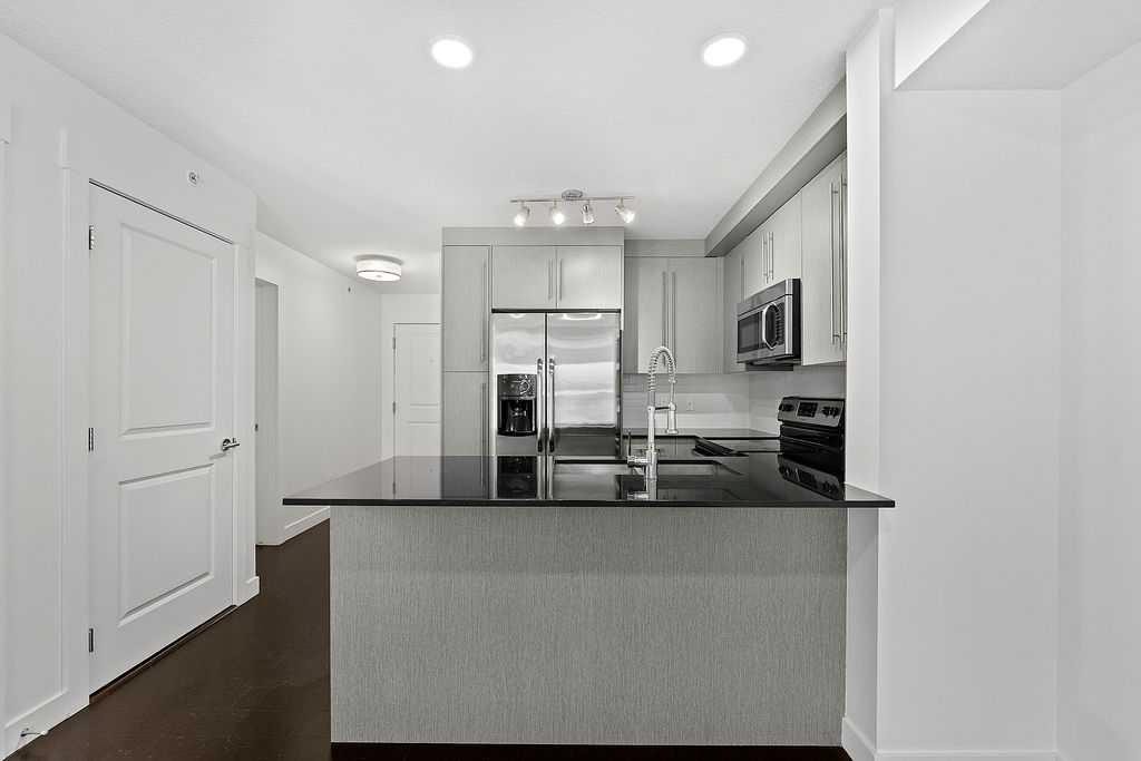 2408-11 Mahogany Row Se, Calgary, AB - Indoor Photo Showing Kitchen