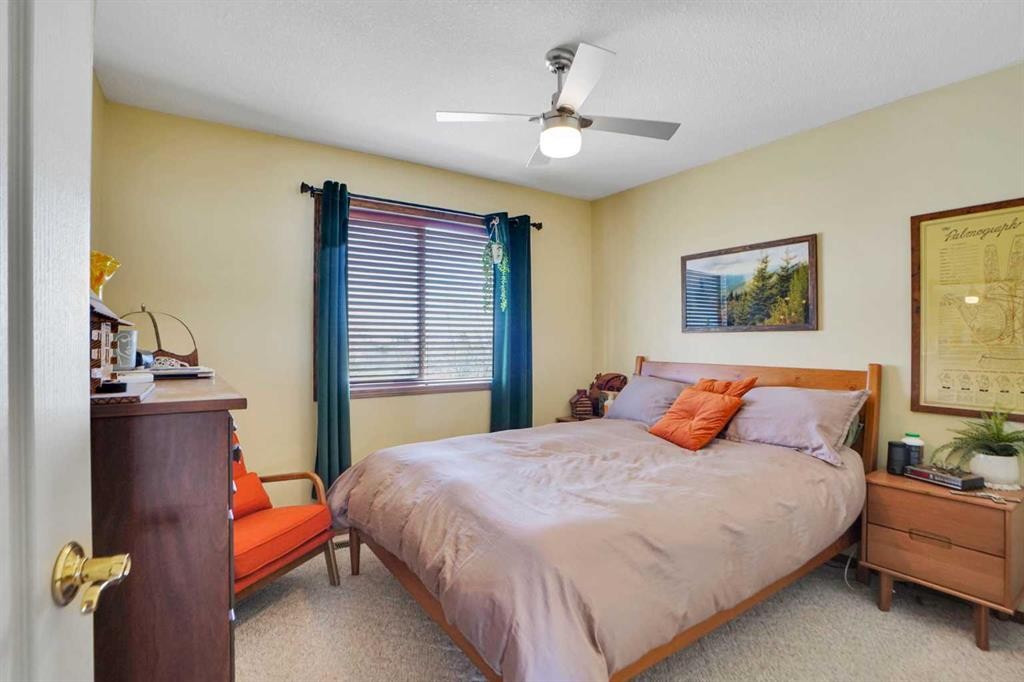 32 Harvest Park Way Ne, Calgary, AB - Indoor Photo Showing Bedroom