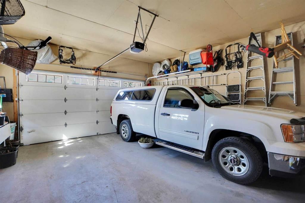 32 Harvest Park Way Ne, Calgary, AB - Indoor Photo Showing Garage