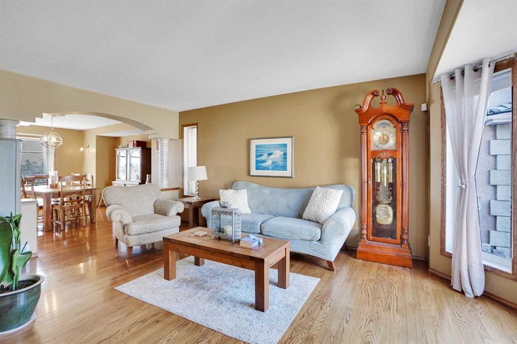 32 Harvest Park Way Ne, Calgary, AB - Indoor Photo Showing Living Room