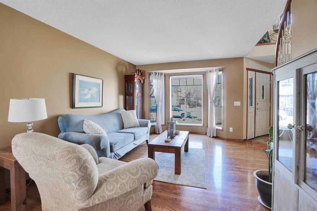 32 Harvest Park Way Ne, Calgary, AB - Indoor Photo Showing Living Room