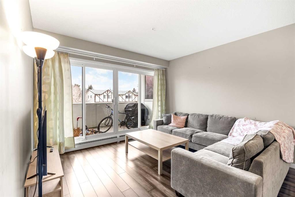 208-4818 Varsity Drive Nw, Calgary, AB - Indoor Photo Showing Living Room
