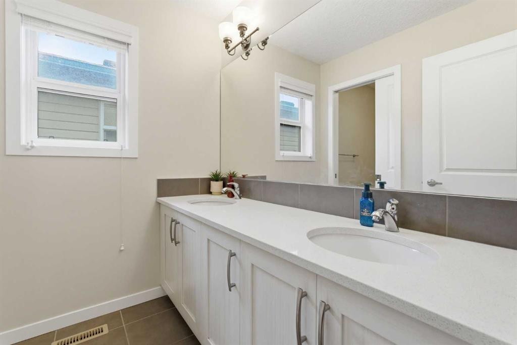 52 Walden Green Se, Calgary, AB - Indoor Photo Showing Bathroom
