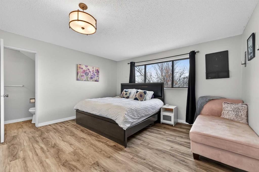 103 Macewan Drive Nw, Calgary, AB - Indoor Photo Showing Bedroom