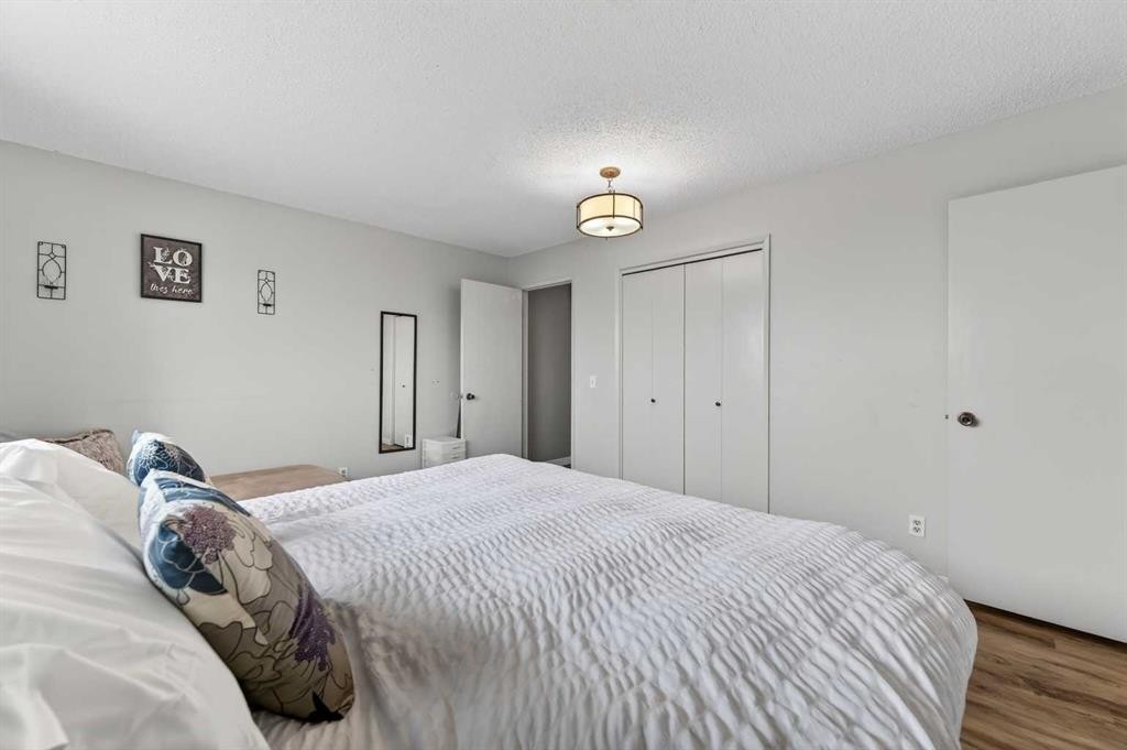 103 Macewan Drive Nw, Calgary, AB - Indoor Photo Showing Bedroom