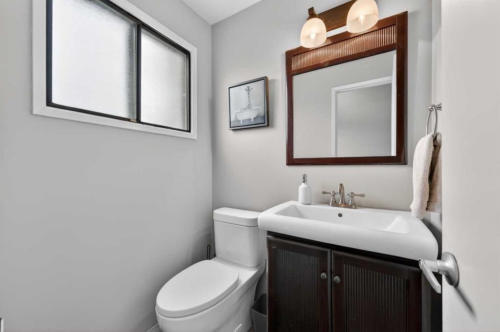 103 Macewan Drive Nw, Calgary, AB - Indoor Photo Showing Bathroom