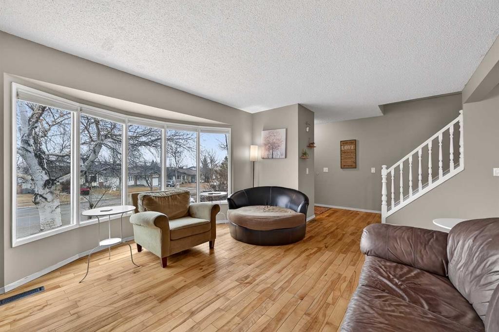 103 Macewan Drive Nw, Calgary, AB - Indoor Photo Showing Living Room