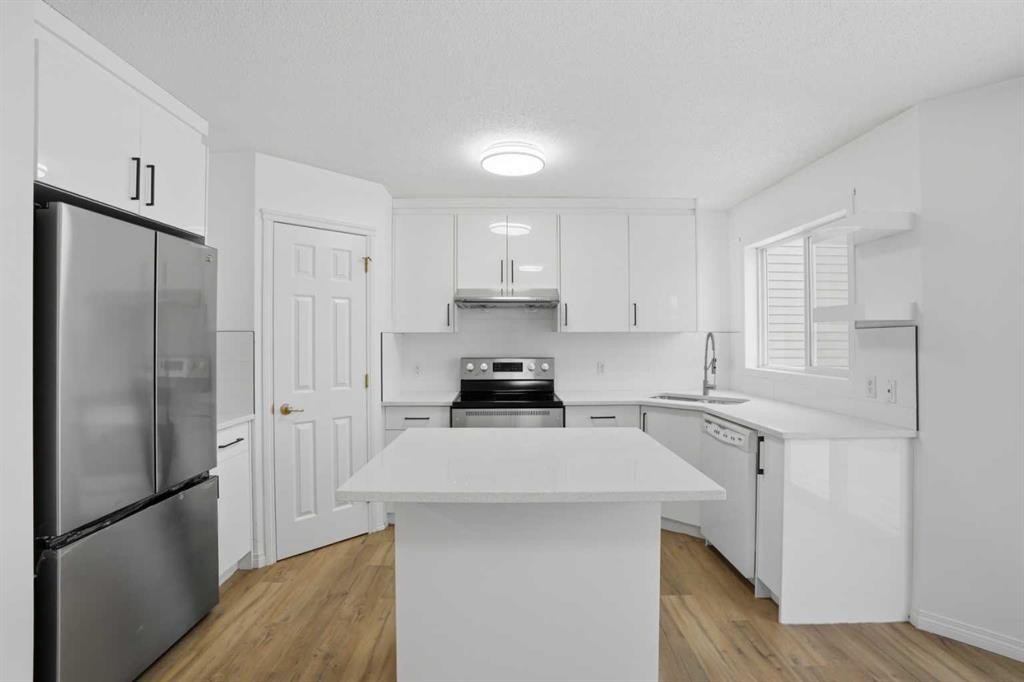 137 Taravista Crescent Ne, Calgary, AB - Indoor Photo Showing Kitchen With Stainless Steel Kitchen With Upgraded Kitchen