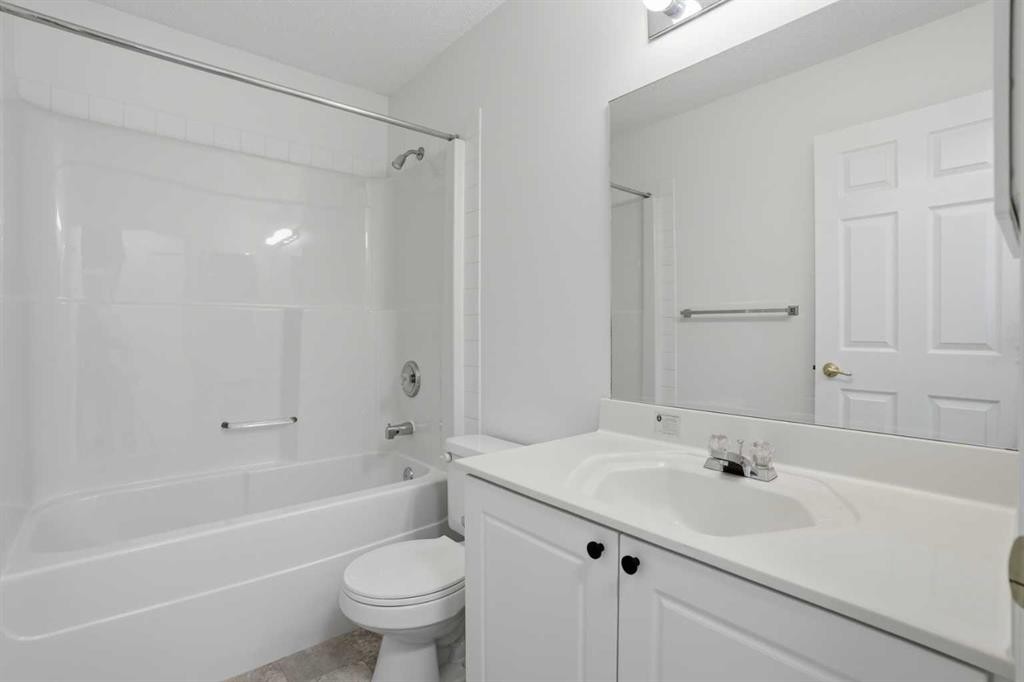 137 Taravista Crescent Ne, Calgary, AB - Indoor Photo Showing Bathroom