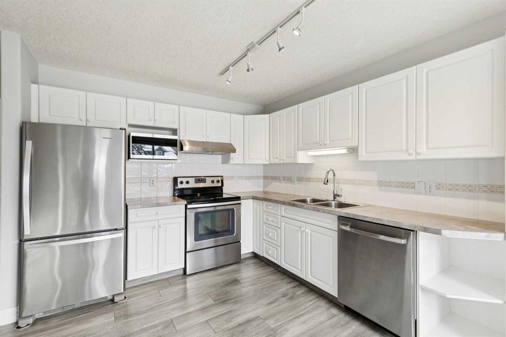 328 Prominence Heights Sw, Calgary, AB - Indoor Photo Showing Kitchen With Double Sink