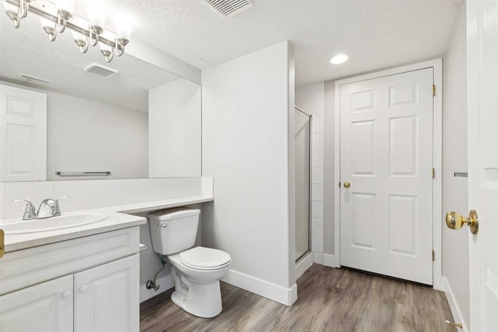 328 Prominence Heights Sw, Calgary, AB - Indoor Photo Showing Bathroom