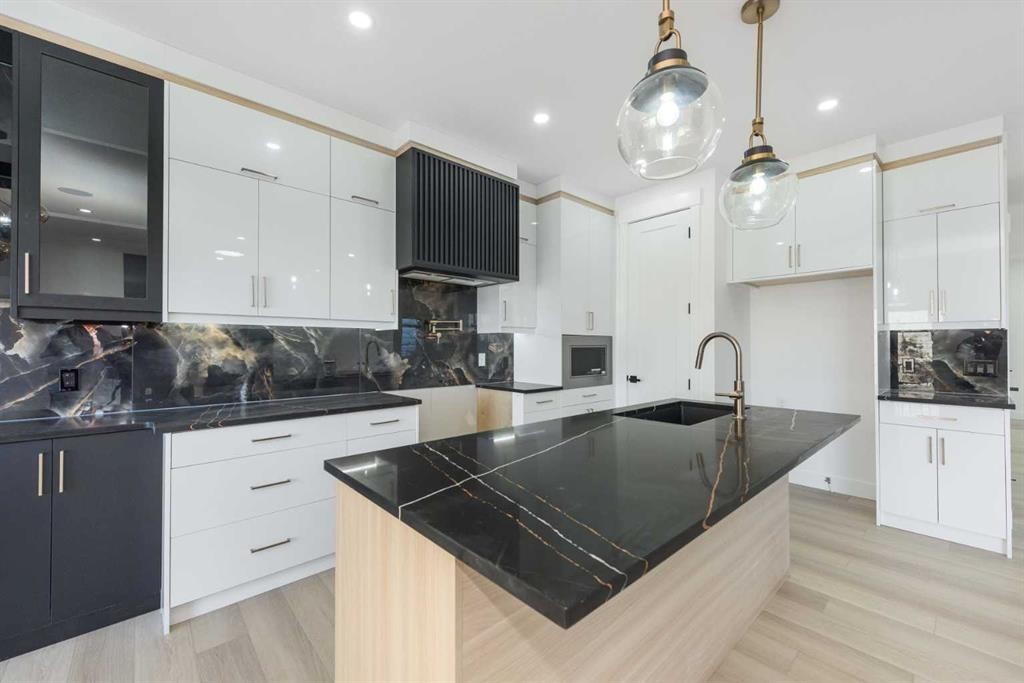 43 Saddlecrest Link Ne, Calgary, AB - Indoor Photo Showing Kitchen With Upgraded Kitchen