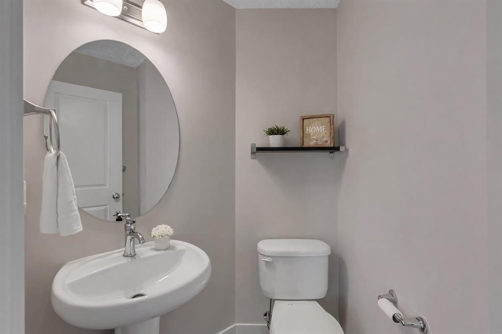 124 Panamount Way Nw, Calgary, AB - Indoor Photo Showing Bathroom