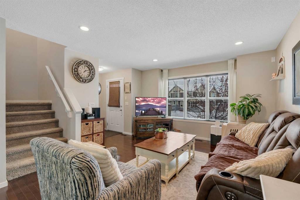 124 Panamount Way Nw, Calgary, AB - Indoor Photo Showing Living Room