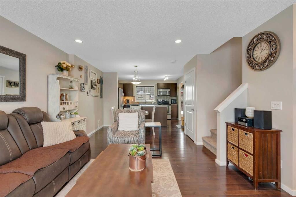 124 Panamount Way Nw, Calgary, AB - Indoor Photo Showing Living Room