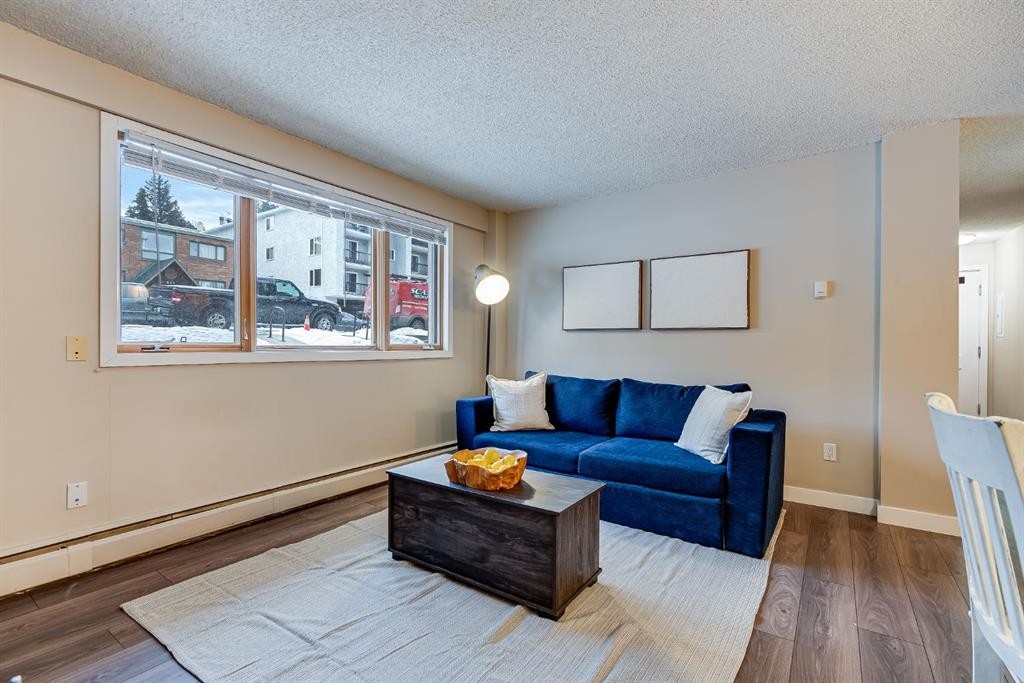 101-922 19 Avenue Sw, Calgary, AB - Indoor Photo Showing Living Room