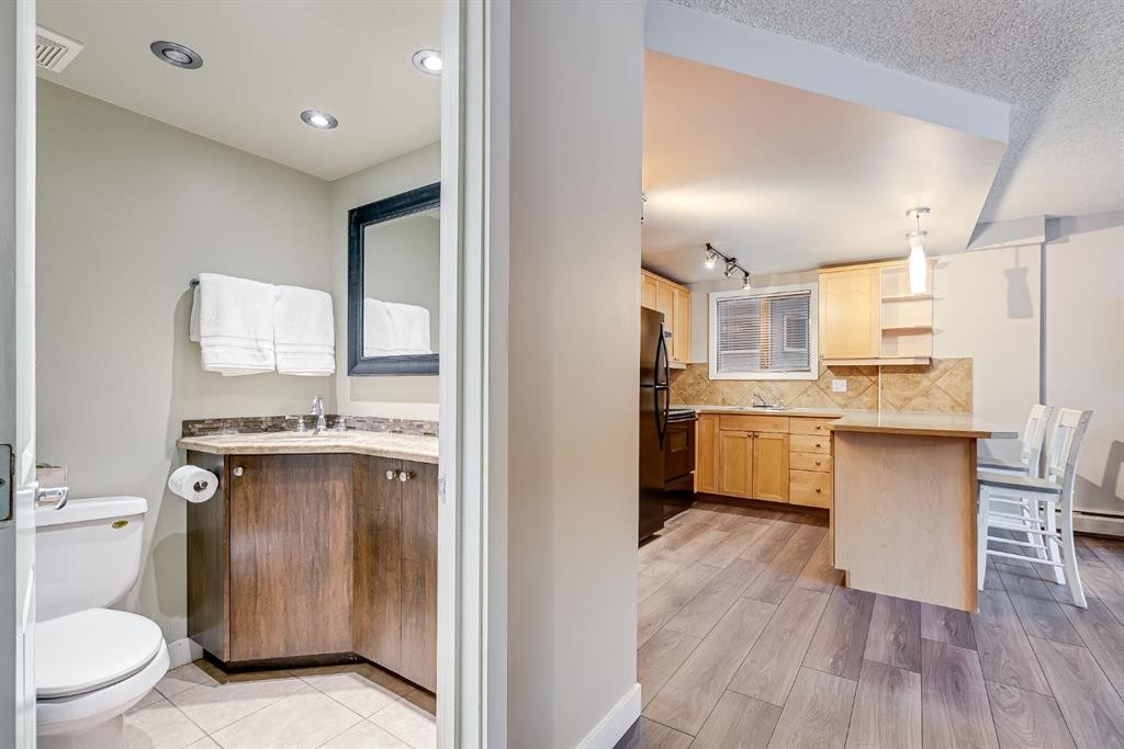 101-922 19 Avenue Sw, Calgary, AB - Indoor Photo Showing Bathroom
