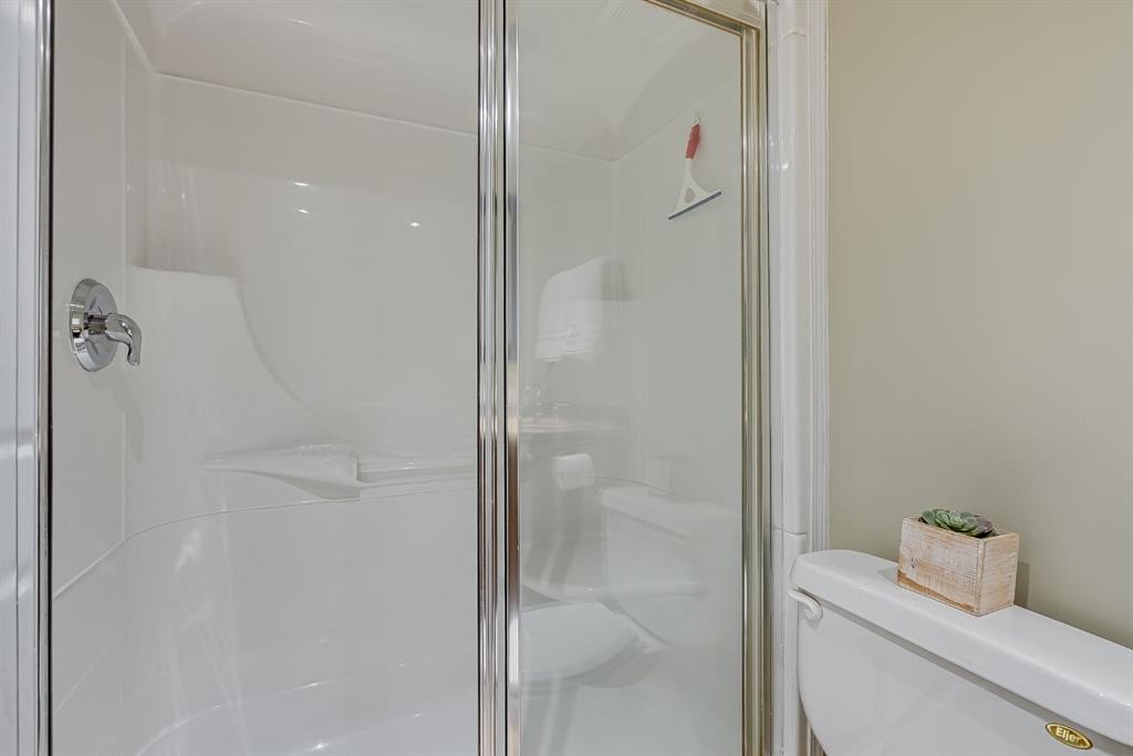 101-922 19 Avenue Sw, Calgary, AB - Indoor Photo Showing Bathroom