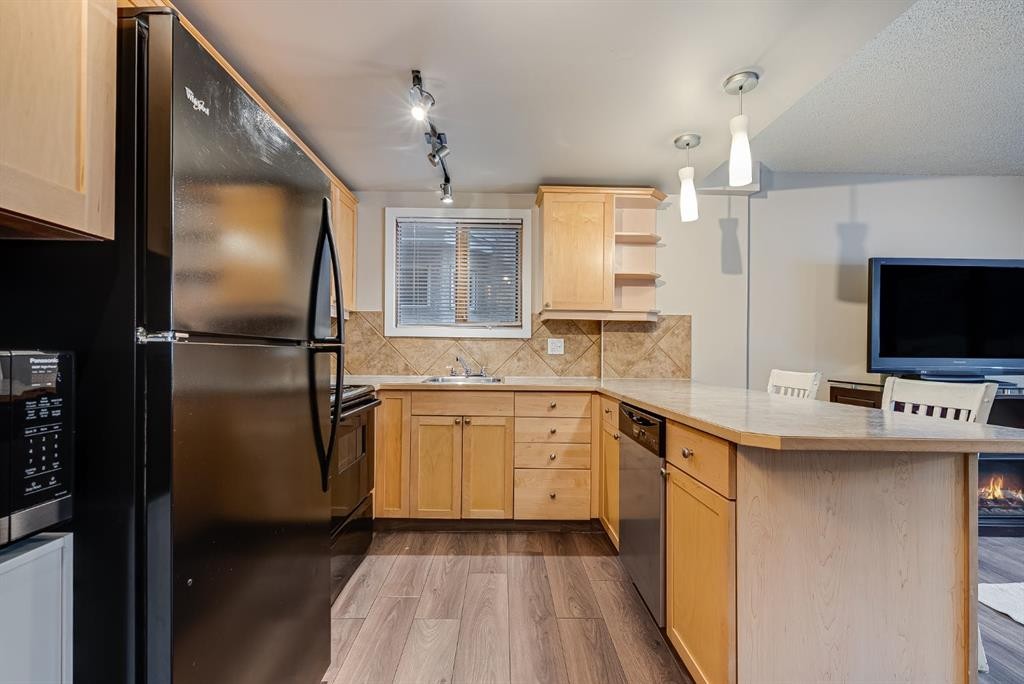 101-922 19 Avenue Sw, Calgary, AB - Indoor Photo Showing Kitchen