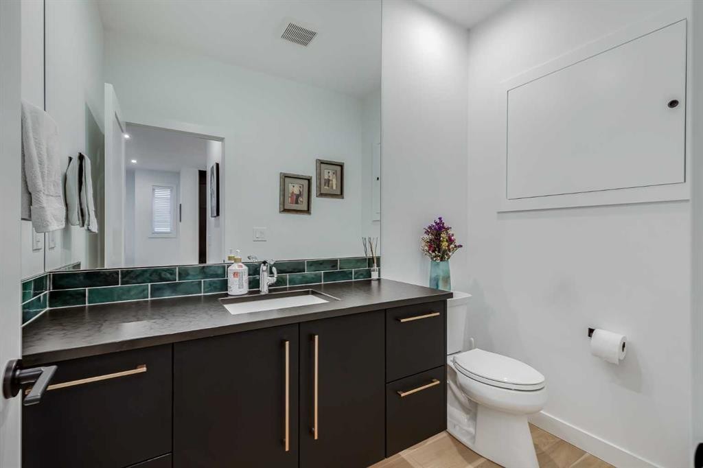44 Timberline Way Sw, Calgary, AB - Indoor Photo Showing Bathroom