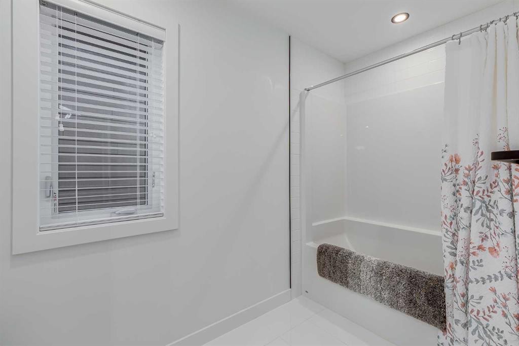 44 Timberline Way Sw, Calgary, AB - Indoor Photo Showing Bathroom