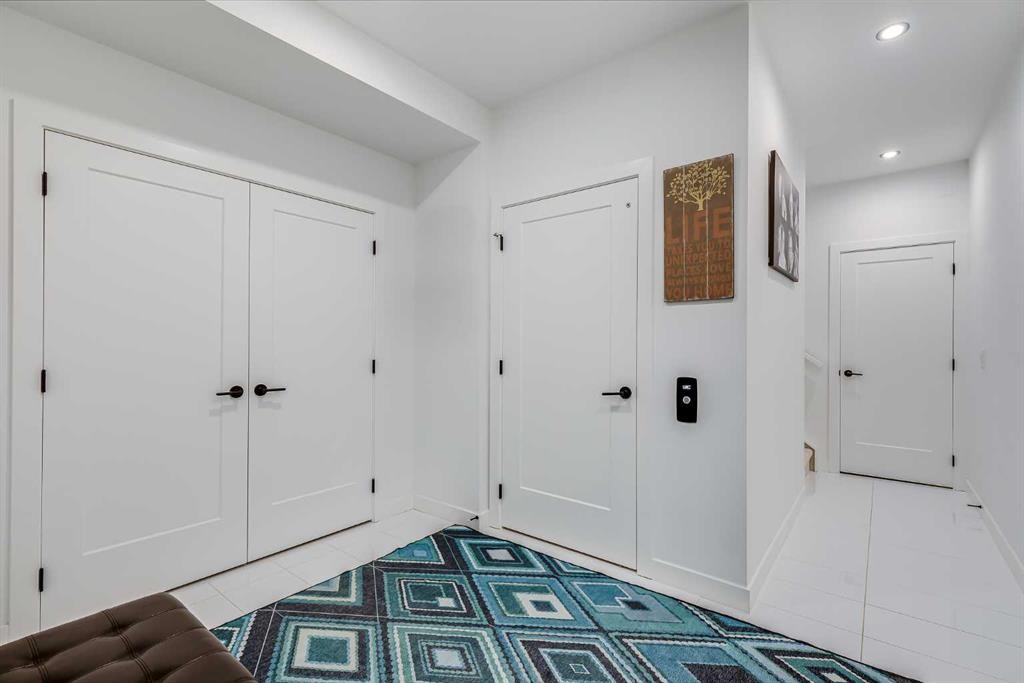 44 Timberline Way Sw, Calgary, AB - Indoor Photo Showing Other Room