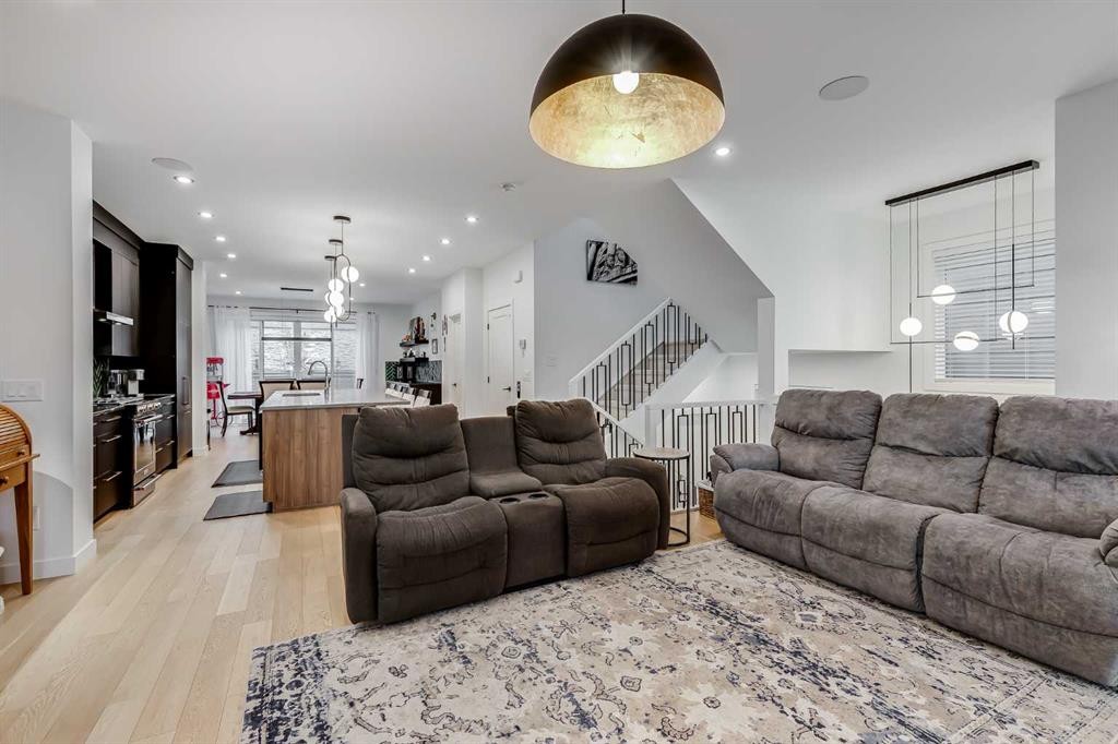 44 Timberline Way Sw, Calgary, AB - Indoor Photo Showing Living Room