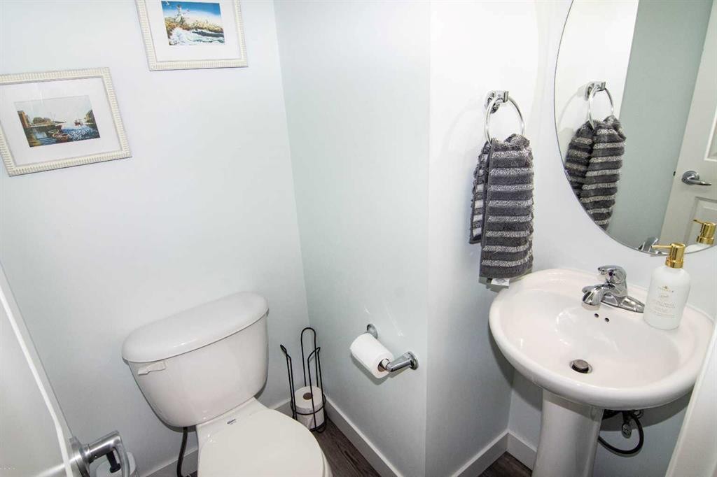 132 Copperpond Boulevard Se, Calgary, AB - Indoor Photo Showing Bathroom