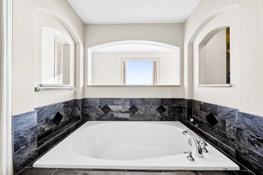 14 Springborough Crescent Sw, Calgary, AB - Indoor Photo Showing Bathroom