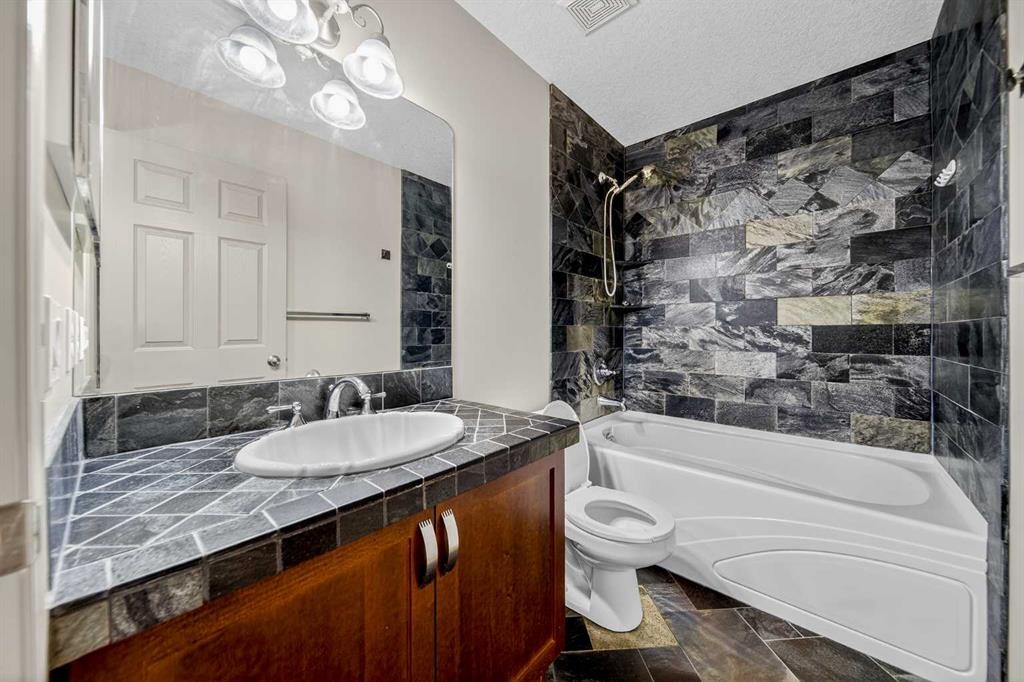 14 Springborough Crescent Sw, Calgary, AB - Indoor Photo Showing Bathroom