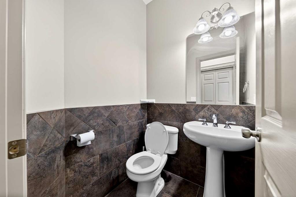 14 Springborough Crescent Sw, Calgary, AB - Indoor Photo Showing Bathroom