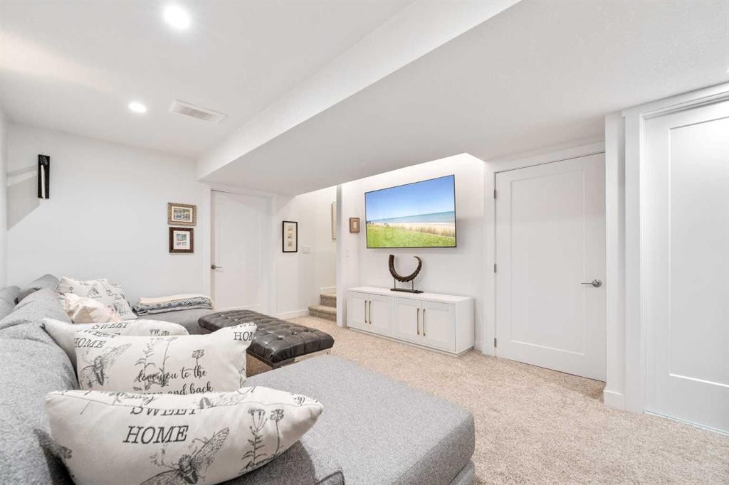 7411 202 Avenue Se, Calgary, AB - Indoor