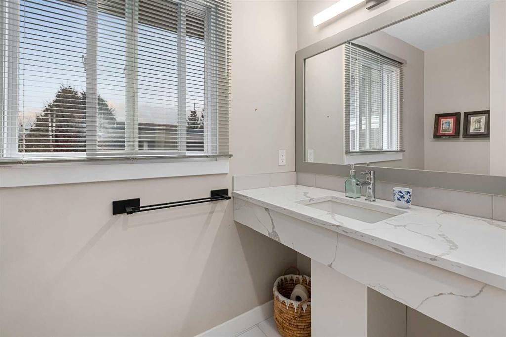 5689 Brenner Crescent Nw, Calgary, AB - Indoor Photo Showing Bathroom