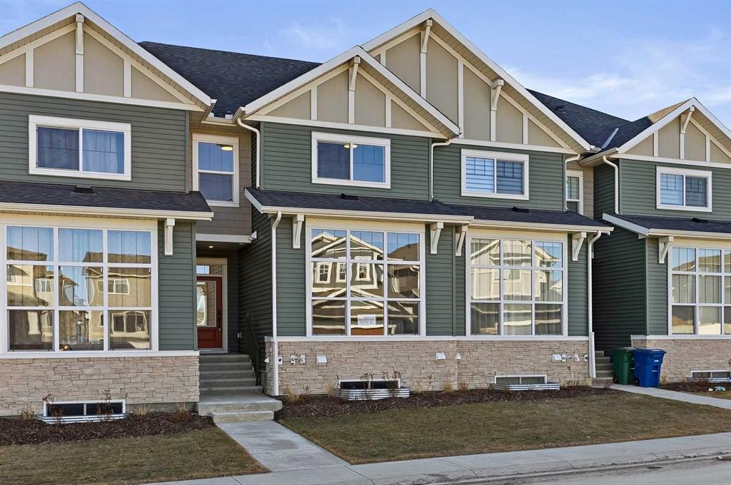 1047 Bayview Crescent, Airdrie, AB - Outdoor With Facade
